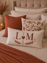 Almofada Personalizada Casal com Iniciais Bordado Elegante 50x30 Cor do Bordado:Terracota