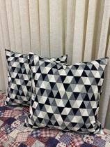Almofada triangular em linho