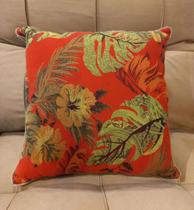 Almofada Tropical com Flores e Fundo Vermelho
