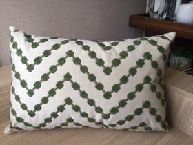 Almofada veludo Bege c/ aplique + bordado fino Verde 35 x 52 cm Almofada veludo Bege c/ aplique + bordado fino Verde 35 x 52 cm