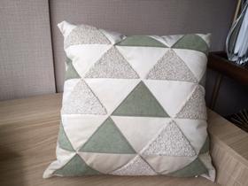 Almofada veludo bordado cordão mescla Verde e Bege 52 x 52 cm Almofada veludo bordado cordão mescla Verde e Bege 52 x 52 cm