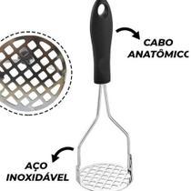 Amassador Espremedor Manual de Batatas e Legumes em Aço Inox com Cabo Ergonômico na Cor Preta 24cm Amassador Espremedor Manual de Batatas e Legumes em Aço Inox com Cabo Ergonômico na Cor Preta 24cm