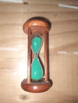 Ampulheta de madeira e vidro