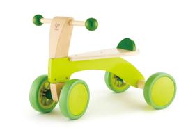 Ande em uma bicicleta de madeira em forma de scoot em torno de uma criança verde de quatro rodas
