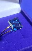 Anel 15 Anos Pedra Azul Quadrada Solitário Ouro 18 Kilates 2.60 Gramas Pedra Zircônia 11 mm Maciço - Temos todos as Core Anel 15 Anos Pedra Azul Quadrada Solitário Ouro 18 Kilates 2.60 Gramas Pedra Zircônia 11 mm Maciço - Temos todos as Core
