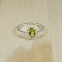 Anel artesanal em prata com pedra natural peridoto gota