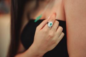 Anel Banhado a Ródio Branco Cravejado com Zircônias Brancas Pedra Branca e Turmalina Anel Banhado a Ródio Branco Cravejado com Zircônias Brancas Pedra Branca e Turmalina