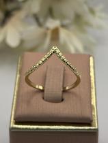 Anel Chevron com Textura Cravejada Banhado a Ouro