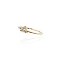 Anel com solitária triangular banhado a ouro 18k - aro 26
