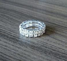 Anel com strass feminino Anel com strass feminino