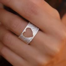 Anel Cravejado na micro zirconia com coração vazado. Anel Cravejado na micro zirconia com coração vazado.