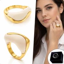 Anel de Corda em Acrílico Marfim e Banhado a Ouro e com Abertura Anel de Corda em Acrílico Marfim e Banhado a Ouro e com Abertura