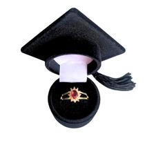 Anel de Formatura Feminino com Pedra Rosa Banhado Ouro e Caixinha Capelo Ciências Contábeis Secretariado Comércio