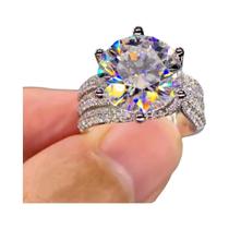 Anel de zircão branco incrustado de metal torcido cintilante para uso diário feminino em recepções