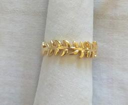 Anel dourado em escamas