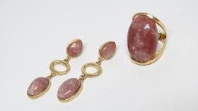 anel e brinco dourado em pedra natural quartzo morango liso