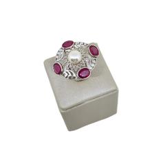 Anel em prata 925 com banho de rodio, rubis e pérola. Aro 21 Anel em prata 925 com banho de rodio, rubis e pérola. Aro 21