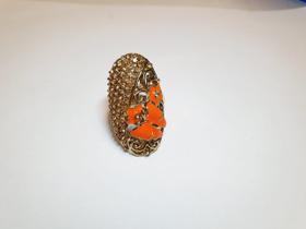 anel feminino detalhado com borboleta, flor laranja e com estras