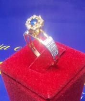 Anel Formatura Ouro 18 Kilates Cabeça 6 mm Pedras Diamantes e a Azul Zircônia Peso 1.37 Gramas Anel Formatura Ouro 18 Kilates Cabeça 6 mm Pedras Diamantes e a Azul Zircônia Peso 1.37 Gramas