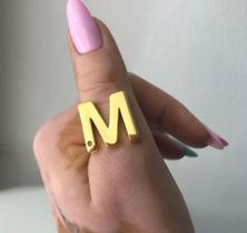 Anel letra M, banhado a ouro 18k, com regulagem