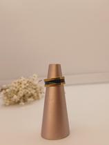 Anel Meandro nas Laterais e Faixa Preta Central Dourado Aço