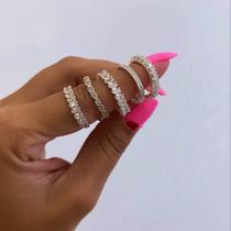 Anel meia aliança cravejado navetes cristais prata 925