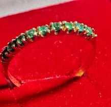 Anel Meia Alianças Ouro 18 Kilates Peso 1.70 Gramas Pedras Esmeraldas 2 mm Anel Meia Alianças Ouro 18 Kilates Peso 1.70 Gramas Pedras Esmeraldas 2 mm