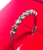 Anel Meia Alianças Pedras Esmeraldas e Diamantes Ouro Branco18 Kilates Peso 0.90 Gramas 1 mm