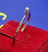 Anel Noivado Casamento 15 anos Pedra Diamantes 1 Ponto Ouro Branco 18 Kilates Peso 0.80 Gramas