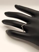 Anel Prata 925 Liso em V Elegância e Minimalismo em um Único Acessório Anel Prata 925 Liso em V Elegância e Minimalismo em um Único Acessório