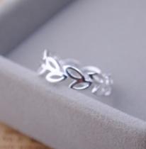 Anel Prateado Coroa Folhas Vazadas Ajustável