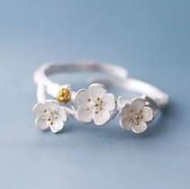 Anel Prateado Flor Branca Detalhes Dourado Delicado Ajustável