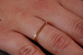 Anel Quadrado Liso e Reto 2.50 gramas 2mm Maciço Resistente Delicado Lindo Anel Quadrado Liso e Reto 2.50 gramas 2mm Maciço Resistente Delicado Lindo