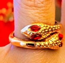 Anel Semijoia Linha Entrelace Cravejado Pedras Vermelhas Vermelho - Reissil Anel Semijoia Linha Entrelace Cravejado Pedras Vermelhas Vermelho - Reissil