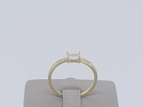 Anel solitário com zircônias banhado a Ouro
