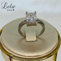 Anel solitário cravejado com cristal retangular folheado a ródio branco