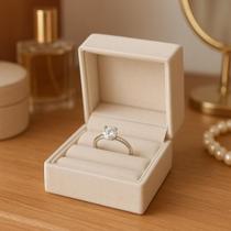 Anel Solitário Feminino em Prata 925 com Pedra de Zircônia Brilhante Joia Elegante Amaré