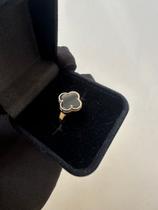 Anel trevo com pedra ônix em ouro 18k 750 Anel trevo com pedra ônix em ouro 18k 750