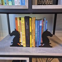 Aparador Organizador de Livros Cavalo Xadrez em Aço Preto Aparador Organizador de Livros Cavalo Xadrez em Aço Preto