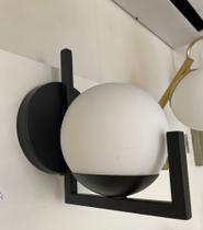 Arandela AR.5402 Preto Fosco com globo leitoso com botão liga desliga - OldArtisan