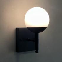 Arandela de Parede Quadrada aluminio e bivolt Com Globo vidro 12cm Arandela de Parede Quadrada aluminio e bivolt Com Globo vidro 12cm