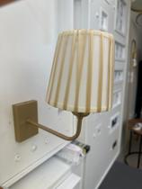 Arandela dourada com cúpula bege de voil Thomás G Cod. 5971 - Metal Domado Arandela dourada com cúpula bege de voil Thomás G Cod. 5971 - Metal Domado