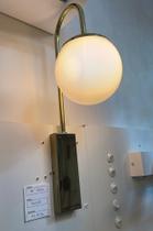 Arandela dourado brilho com globo leitoso 18x30 cm - Oldartisan