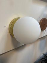 Arandela Sole Sfera leitosa acabamento ouro - Metal domado