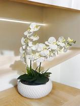 Aranjo orquidea branca no vaso branco texturizado - Ateliê Vanessa Bettoni
