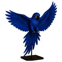 Arara Azul com Asas Abertas em Base Escultura Decorativa Arara Azul com Asas Abertas em Base Escultura Decorativa