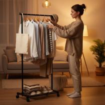 Arara de Multiuso para Roupas com Prateleira Sortido Metal e Madeira 1,5m Arara de Multiuso para Roupas com Prateleira Sortido Metal e Madeira 1,5m