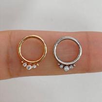 Argola de aço indiano com 3 zircônias clicker - hipoalergênica Argola de aço indiano com 3 zircônias clicker - hipoalergênica