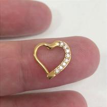 Argola de aço pvd dourado em formato de coração com zircônias clicker