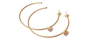 Argola Dourada Aro Listrado Com Pedra Quadrada